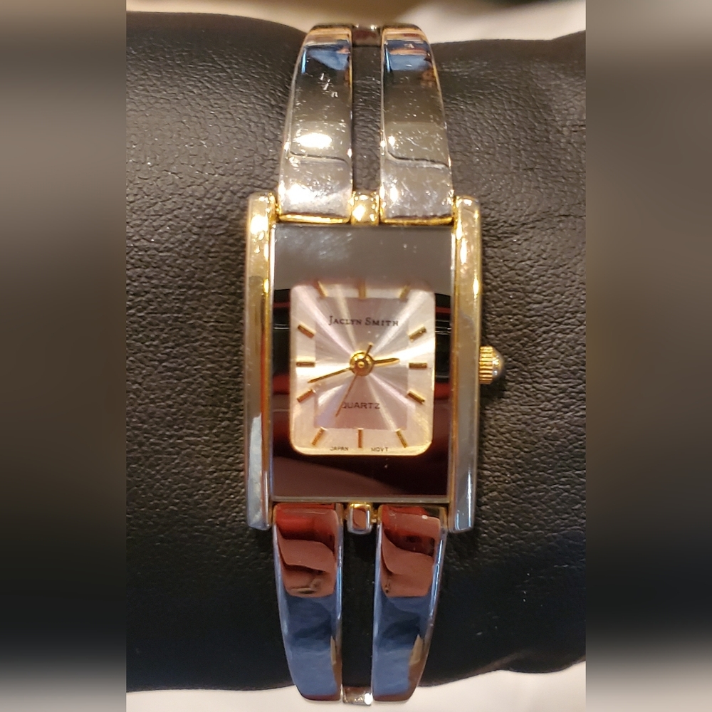 Jaclyn Smith Womans Silver Tone Dial Gold Tone Case Stretch Band‎ Watch 6.5 Inch